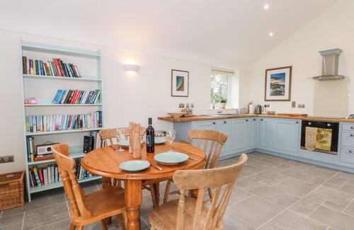 Shocklach Cottage | CURLEW, romantic, character holiday cottage, with a garden in Tilston