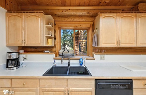 Seward House | Custom-Built Log Home : Clean, Spacious, and only 4 miles from downtown Seward!