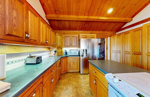 Easton House | Custom log home with wood stove, games, generous deck, & stunning mountain views
