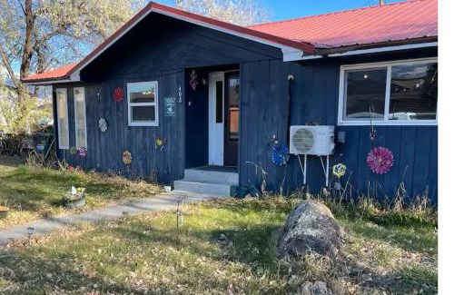 Salmon House | Cute 3 bedroom home in town