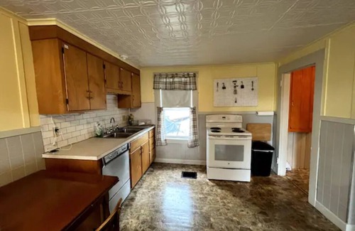 Littleton House | Cute 6-Bedroom Getaway in the heart of Littleton