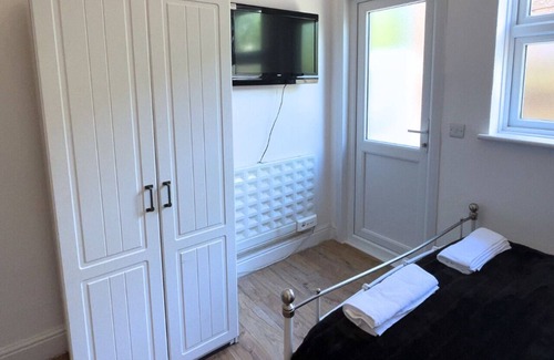 Hoe Street Apartment | Cute Garden Studio with private entrance, 5-min walk to tube (Victoria line)