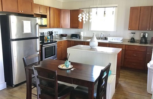 Rainbow Bay House | Cute & Quaint Take Ya Time Cottage