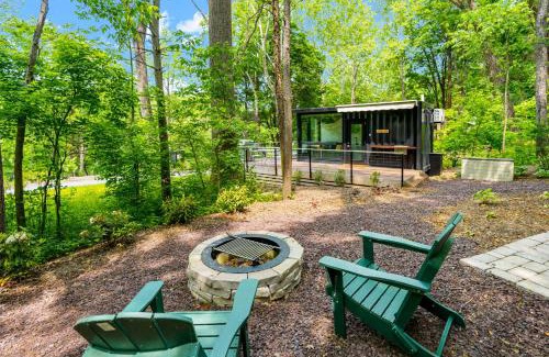 Rileyville Apartment | Cute Riverside Cabin w Hot Tub Fire Pit & Kayaks