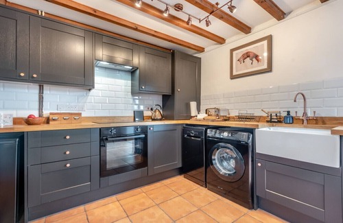 Lampeter House | Cwtch Bee - One Bedroom House, Sleeps 2