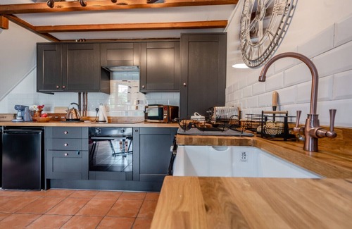 Lampeter House | Cwtch Honey - One Bedroom House, Sleeps 2