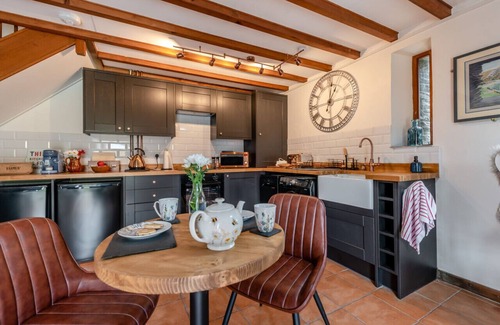 Lampeter House | Cwtch Honey - One Bedroom House, Sleeps 2