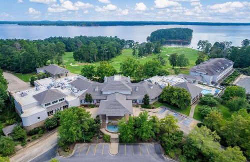 Negreet Hotel | Cypress Bend Resort, a Wyndham Hotel