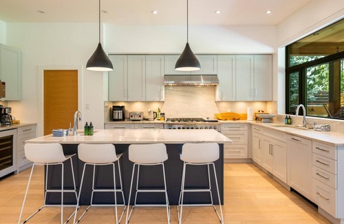 Whistler Ski Chalet | Cypress Links - Golf Course Location, modern w/AC, Hot tub