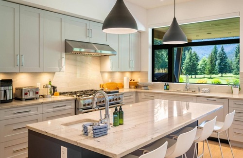 Whistler Ski Chalet | Cypress Links - Golf Course Location, modern w/AC, Hot tub