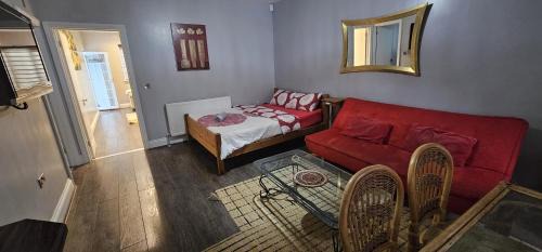 Little Holland Apartment | Cyrus House