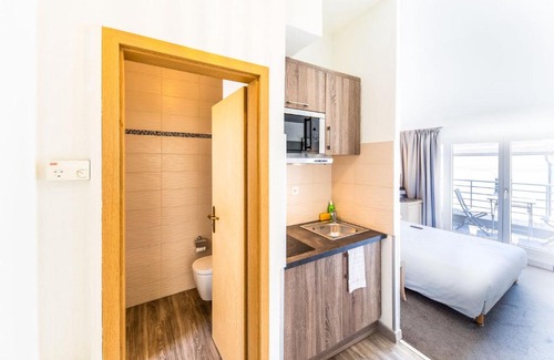 Paquis Navigation Apartment | CytiZen 1-room apt top floor nice view with balcony n61