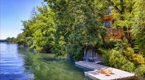 Castelnau-de-Levis Ski Chalet | Détente au Bord de l'Eau - Le Chalet du Carla avec Spa et Ponton Privé