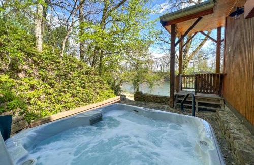 Castelnau-de-Levis Ski Chalet | Détente au Bord de l'Eau - Le Chalet du Carla avec Spa et Ponton Privé