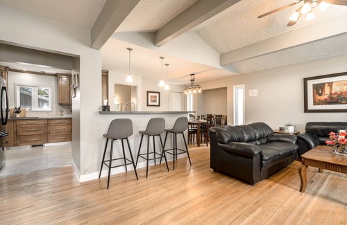 Haysboro House | D@home Entire house by Glenmore Reservoir/Heritage Park/chinook center