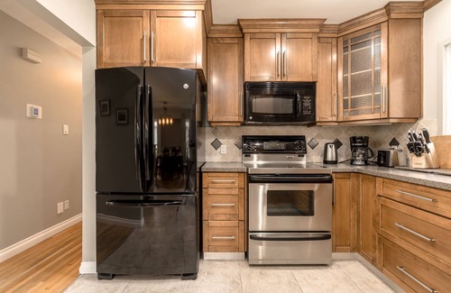 Haysboro House | D@home Entire house by Glenmore Reservoir/Heritage Park/chinook center