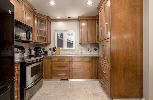 Haysboro House | D@home Entire house by Glenmore Reservoir/Heritage Park/chinook center