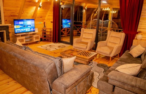 Ardesen Ski Chalet | Dağ,dere,deniz,Şehir ve orman manzaralı,jakuzili. Şömineli bungalov