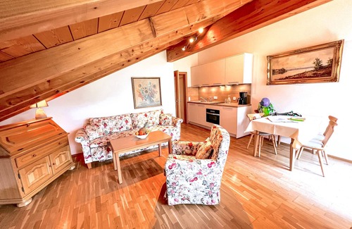 Unterwoessen Apartment | Dachstudio für 2 (Ferienwohnung ca. 46 m², max. 2+2 Personen, 1 Schafzimmer, Wohnküche, Balkon, WLAN, TV)