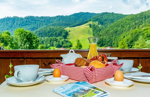 Unterwoessen Apartment | Dachstudio für 2 (Ferienwohnung ca. 46 m², max. 2+2 Personen, 1 Schafzimmer, Wohnküche, Balkon, WLAN, TV)