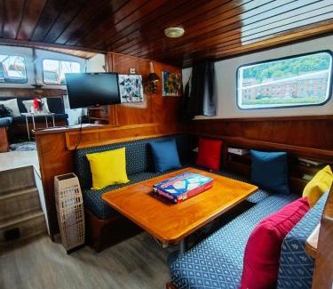 Leffe Boat Rental | Dark Angel