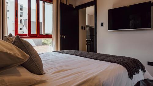 Santa Cruz Apartment | Dark Nicholson