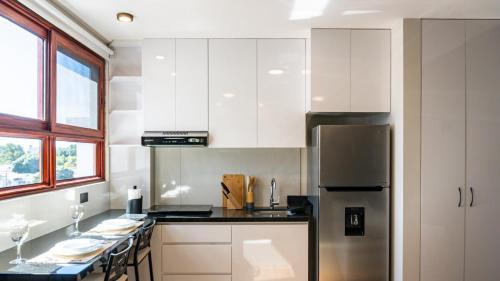 Santa Cruz Apartment | Dark Nicholson