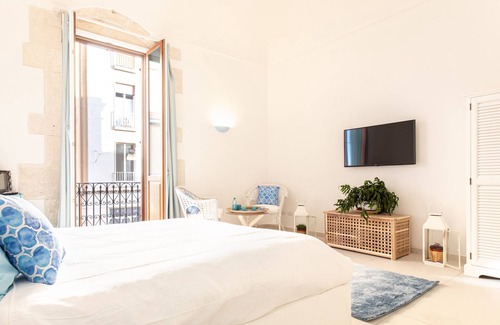 Santa Lucia Bed & Breakfast | Darsena Sunset Suite I by Wonderful Italy