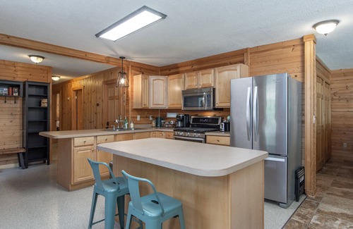 Garrison Cabin | Dates in July Open! Cabin on the Lake, Dock, Arcade, Kid & Dog Friendly