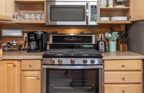 Garrison Cabin | Dates in July Open! Cabin on the Lake, Dock, Arcade, Kid & Dog Friendly