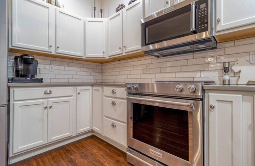 College Place House | Davis House · Davis.Spacious Patio, Hot Tub - A Quiet Getaway