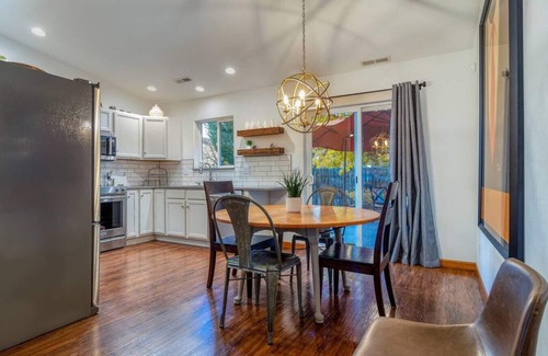 College Place House | Davis House · Davis.Spacious Patio, Hot Tub - A Quiet Getaway