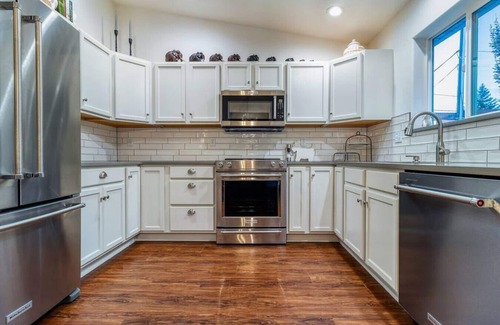 College Place House | Davis House · Davis.Spacious Patio, Hot Tub - A Quiet Getaway