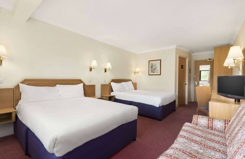 Bishopswood Hotel | Days Inn by Wyndham Watford Gap