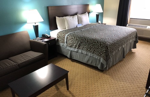 Conroe Hotel | Days Inn & Suites by Wyndham Conroe North