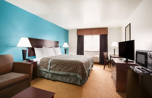 Conroe Hotel | Days Inn & Suites by Wyndham Conroe North