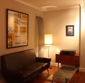 Turnhout House | De Buitenmuur - Vintage Suite & Bohemian Loft, elk met Privé-ingang en Jacuzzi