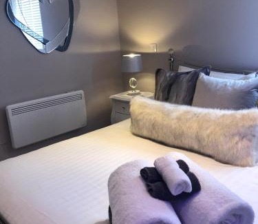 Nantgarw House | De Courceys Manor Suites & Cottages