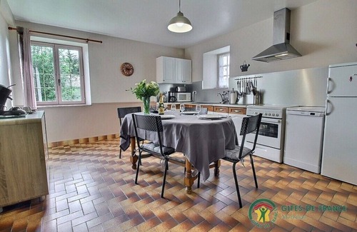 Locoal-Mendon House | De la Quenouille - LOCOAL-MENDON