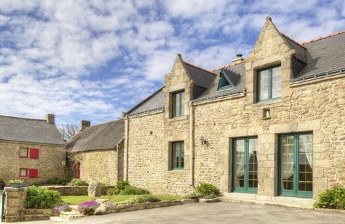 Locoal-Mendon House | De la Quenouille - LOCOAL-MENDON