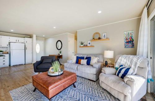 Jay House | Deck, Fire Pit and Grill Lakefront Oklahoma Abode