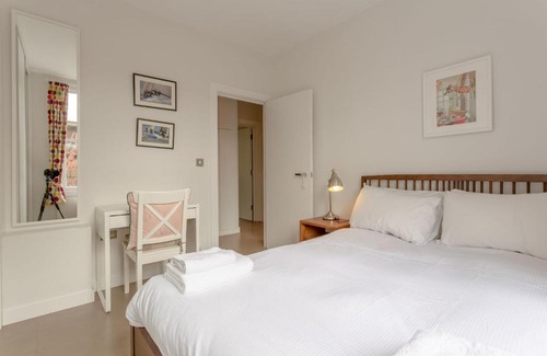 Brixton Hill Apartment | Decorated 2 Bedroom Flat in Brixton