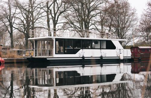 Domitz Boat Rental | Deine schwimmende Auszeit auf dem Wasser -Festlieger Hausboot Tobago
