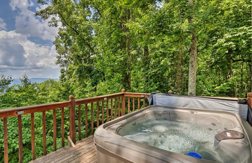 Walnut Mountain House | Deja View Cabin with Hot Tub Pets Welcome!