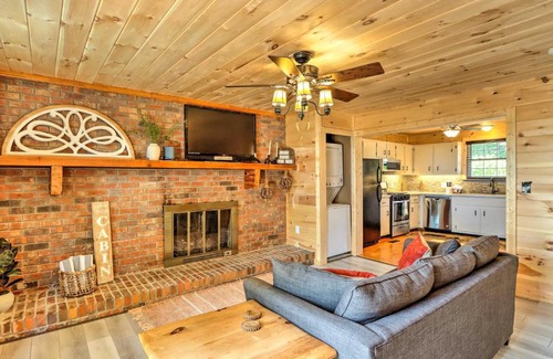 Walnut Mountain House | Deja View Cabin with Hot Tub Pets Welcome!