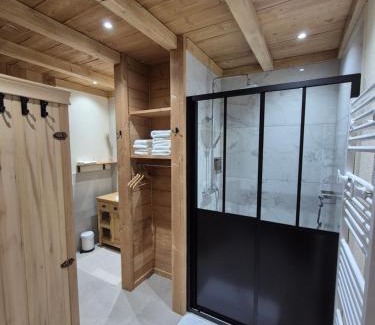 Orchamps-Vennes Bed & Breakfast | DEL VINO bar à vin & guitares Appartement Sauna Terrasse Garage