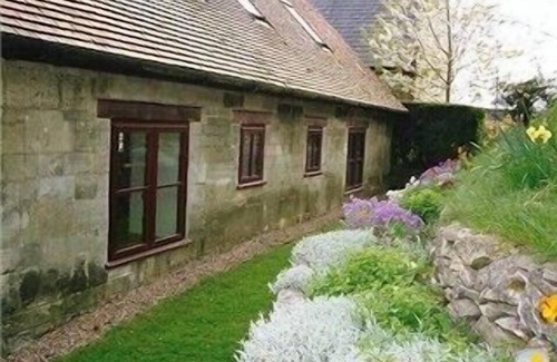 Tisbury Cottage | Delightful 18th Century Converted Stables in quiet location with nearby footpath