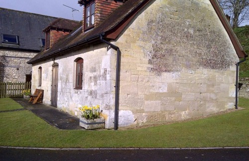 Tisbury Cottage | Delightful 18th Century Converted Stables in quiet location with nearby footpath