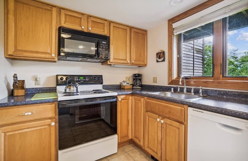 Central Vermont- Killington Condo | Delightful Highridge Condo B16B with Indoor Pool and mountain views