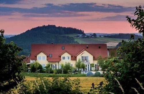 Kemnath Apartment | Deluxe apartment for up to four people in the attic with WLAN incl.